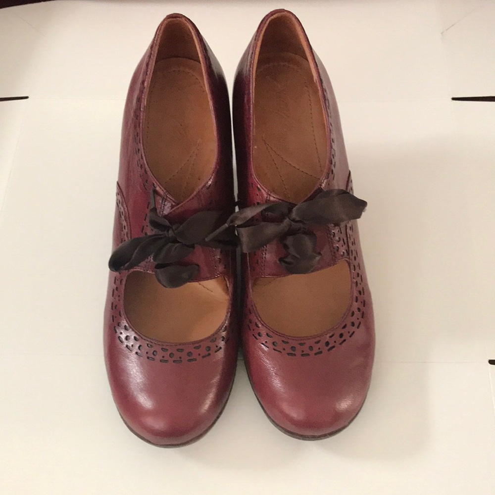 Size 10W leather upper burgundy pumps